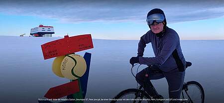 Stationsarzt und -leiter der Antarktis-Station „Neumayer III“, Peter Jonczyk, bei einer Erkundungstour mit dem Fahrrad in der Antarktis. Helm, Funkgerät, Speedhub und GPS sind immer dabei.